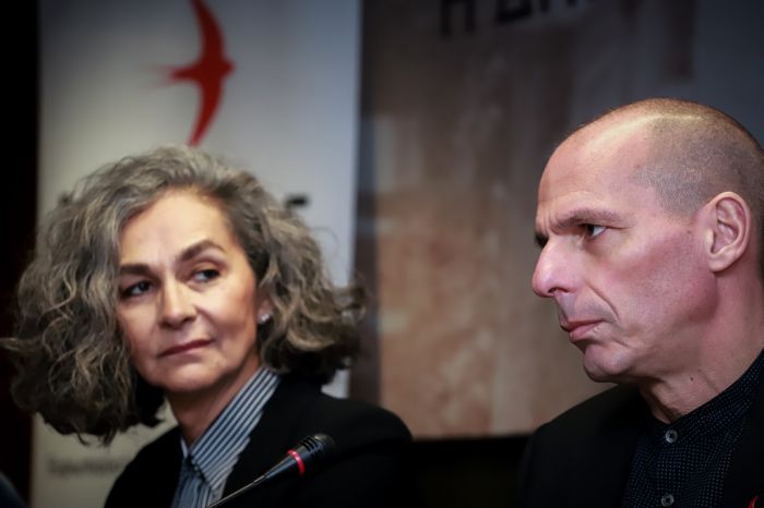 Unser Foto (© Eurokinissi) ist am Mittwoch (19.12.) während einer Pressekonferenz von MeRa25 entstanden. Links im Bild ist die Kandidatin der Partei für die Europawahlen Sofia Sakorafa, rechts der Parteivorsitzende Janis Varoufakis.