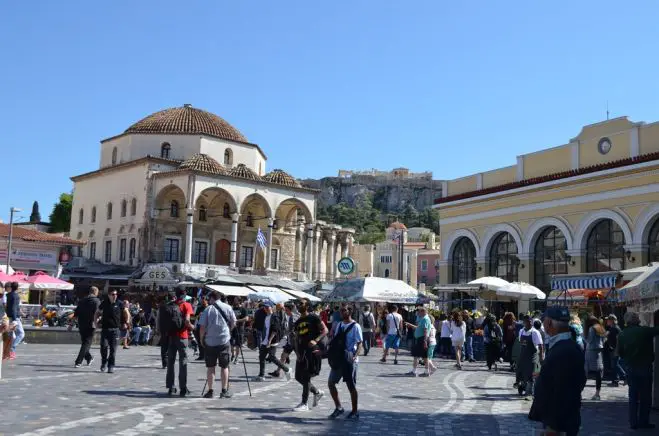 Unser Foto (© Jan Hübel / Griechenland Zeitung) entstand in Athen auf dem Monastiraki Platz. Hier gibt es stets einiges zu sehen, nicht nur für Touristen …