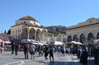 Unser Foto (© Jan Hübel / Griechenland Zeitung) entstand in Athen auf dem Monastiraki Platz. Hier gibt es stets einiges zu sehen, nicht nur für Touristen …