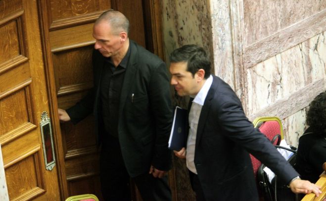 Unser Archivfoto (© Eurokinissi) zeigt den damaligen Finanzminister Janis Varoufakis (links) mit Premierminister Alexis Tsipras im Parlament. Die Aufnahme entstand am 28. Juni 2015. Kurz darauf reichte Varoufakis seinen Rücktritt ein.