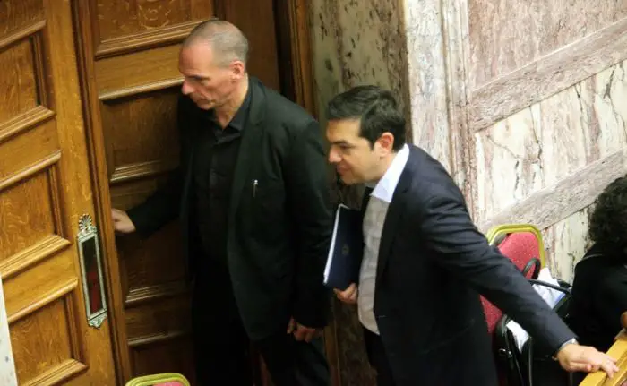 Unser Archivfoto (© Eurokinissi) zeigt den damaligen Finanzminister Janis Varoufakis (links) mit Premierminister Alexis Tsipras im Parlament. Die Aufnahme entstand am 28. Juni 2015. Kurz darauf reichte Varoufakis seinen Rücktritt ein.