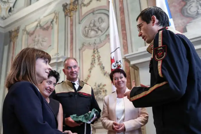 Unser Archivfoto (© Eurokinissi) entstand während eines früheren Besuches von Staatspräsidentin Katerina Sakellaropoulou (l.) in Österreich.