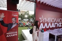 Unser Foto (© Eurokinissi) entstand am Sonntag (21.5.) am zentralen Informations-Stand von SYRIZA.