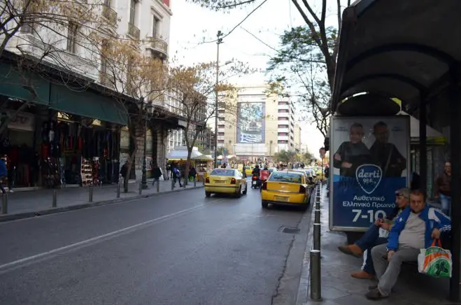 Unser Foto (© Jan Hübel / Griechenland Zeitung) entstand in Athen in der Nähe des Omonia Platzes – hier haben die meisten Menschen vom Erdbeben nichts gespürt.