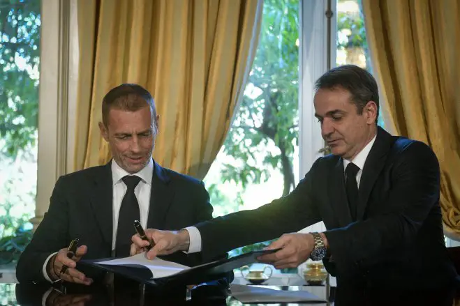 Unser Archivfoto (© Eurokinissi) zeigt Ministerpräsident Kyriakos Mitsotakis mit UEFA-Präsident Aleksander Ceferin. 