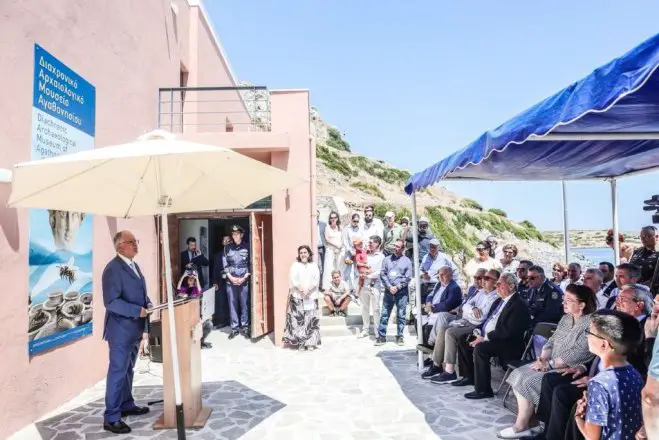 Unser Foto (© Pressebüro des Staatspräsidenten) zeigt Staatspräsident Konstantinos Tassoulas während seiner Rede bei der Einweihung des Museums auf Agathonissi.
