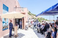Unser Foto (© Pressebüro des Staatspräsidenten) zeigt Staatspräsident Konstantinos Tassoulas während seiner Rede bei der Einweihung des Museums auf Agathonissi.