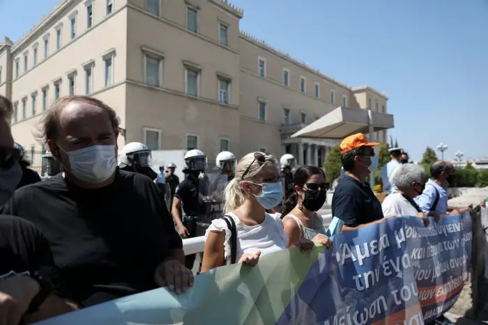 Unser Archivfoto (© Eurokinissi) entstand Ende August während einer Demonstration von Lehrern vor dem Parlament in Athen.