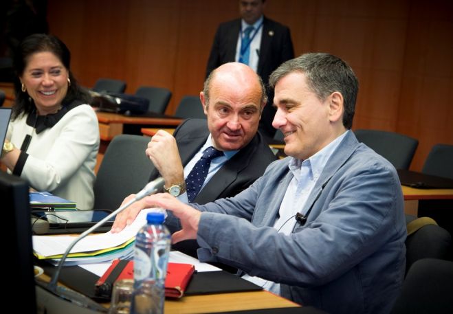 Unser Foto zeigt den sichtlich zufriedenen griechischen Finanzminister Evklidis Tsakalotos (r.) am Dienstagabend während der Sitzung der Eurogroup in Brüssel. Neben ihm der EU-Wirtschafts- und Währungskommissar Pierre Moscovici.