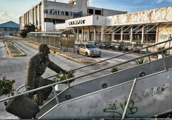Unser Foto (© Eurokinissi) zeigt den alten Athener Flughafen „Ellenikon“, der bis 2001 der Dreh- und Angelpunkt des griechischen Flugverkehrs war.