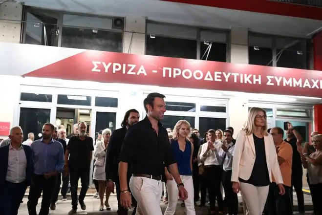 Unser Foto (© Eurokinissi) zeigt Stefanos Kasselakis, der als Sieger aus der ersten Runde der SYRIZA-Wahlen hervorging.