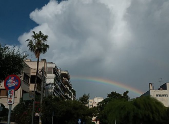 Unser Foto (© eurokinissi) zeigt einen extraordinären Regenbogen – ein Überraschungsgeschenk des Wettergottes an die Athener.  