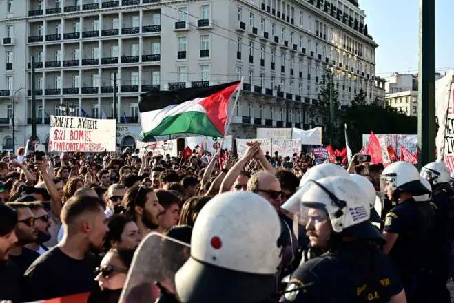 Unsere Fotos (© Eurokinissi) entstanden während der Demonstrationen in Thessaloniki und Athen.