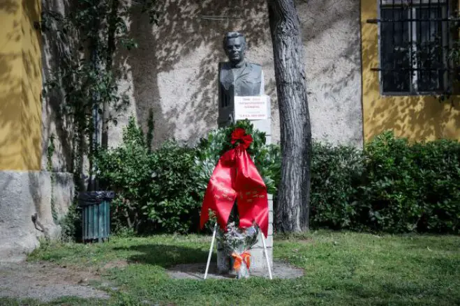 Unser Foto (© Eurokinissi) entstand vor einem Denkmal für die Opfer der Militärdiktatur.