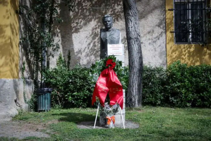 Unser Foto (© Eurokinissi) entstand vor einem Denkmal für die Opfer der Militärdiktatur.