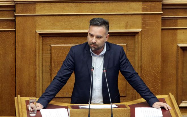 Unser Archivfoto (© Eurokinissi) entstand im März 2017 und zeigt den Abgeordneten Jorgos Katsiantonis im Parlament, der damals noch zur Zentrumsunion gehörte.
