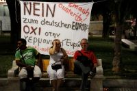 Unser Archivfoto (© Eurokinissi)  entstand am 20. September 2015 vor einem Wahlkampfkiosk der konservativen Nea Dimokratia am Athener Syntagmaplatz. Aus diesen Wahlen ging die Linkspartei SYRIZA als stärkste Kraft hervor. Sie bildete eine Koalition mit der rechtspopulistischen ANEL, um eine regierungsfähige Mehrheit zu erhalten.
