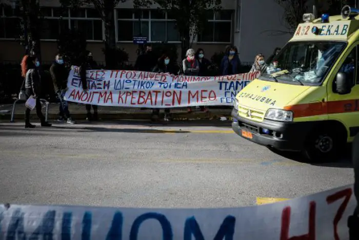 Unser Foto (© Eurokinissi) entstand am Donnerstag (26.11.) vor dem Gennimatas-Krankenhaus in Athen.