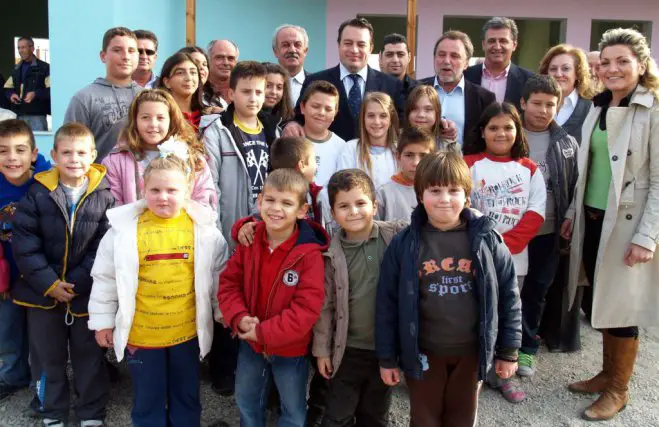 Foto (© Eurokinissi): Die Lage der Kinder in Hellas verursacht dem Leiter des UNICEF-Büros in Griechenland, Luciano Calestini, Sorgenfalten. 