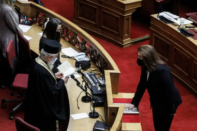 Unser Foto (© Eurokinissi) entstand am Montag (1.11.) während der Vereidigung von Tonia Antoniou im griechischen Parlament.