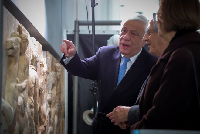 Unsere Fotos (© Eurokinissi) sind am Montag (3.12.) während des Besuches von Staatspräsident Prokopis Pavlopoulos im Akropolis-Museum entstanden.