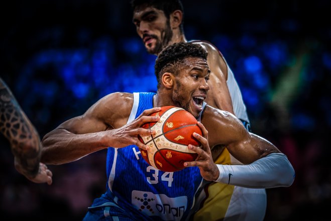 Unser Foto (© Eurokinissi)  zeigt Giannis Antetokounmpo im Spiel gegen Spanien. 