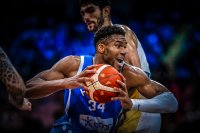 Unser Foto (© Eurokinissi)  zeigt Giannis Antetokounmpo im Spiel gegen Spanien. 