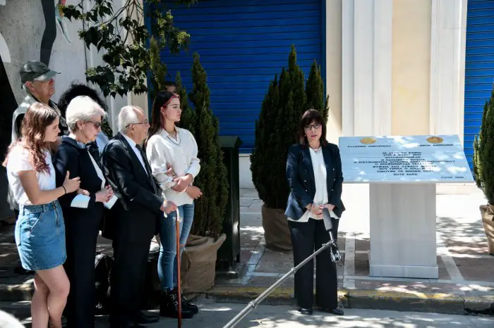 Unser Foto (© Eurokinissi) entstand am Samstag (9.5.) an der Gedenktafel für die Opfer der Marfin-Tragödie. Links neben der Tafel: Staatspräsidentin Katerina Sakellaropoulou.