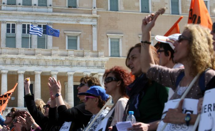 Unser Archivfoto (© Eurokinissi) ist im März 2014 während einer Demonstration von Lehrern vor dem Parlament in Athen entstanden.