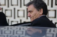 Unser Foto (© Eurokinissi) zeigt Finanzminister Evklidis Tsakalotos vor dem Athener Hilton Hotel, wo das Treffen mit den internationalen Geldgebern stattfand.