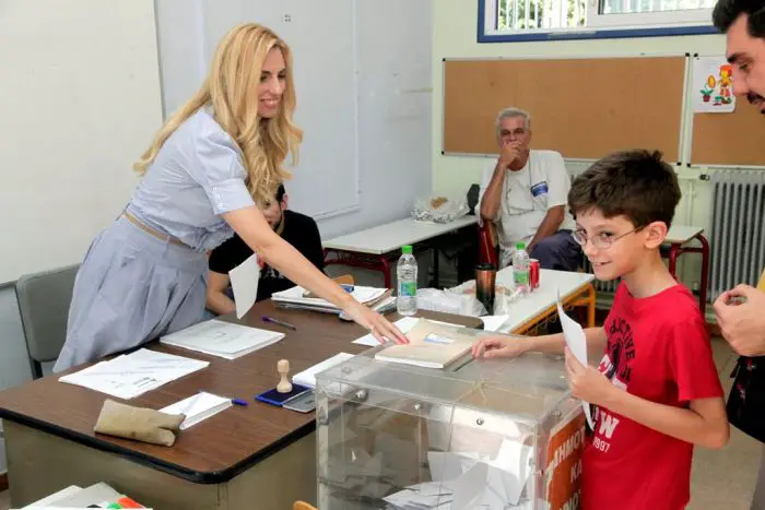 Unser Archivfoto (© Eurokinissi) entstand am Tag der letzten Parlamentswahlen, dem 20. September 2015, aus denen das Bündnis der Radikalen Linken (SYRIZA) zum zweiten Mal als klarer Sieger hervorging.