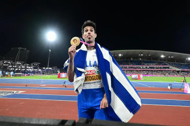 Unser Foto (© Eurokinissi) zeigt Tentoglou mit seiner Goldmedaille nach seinem Sieg in Birmingham.