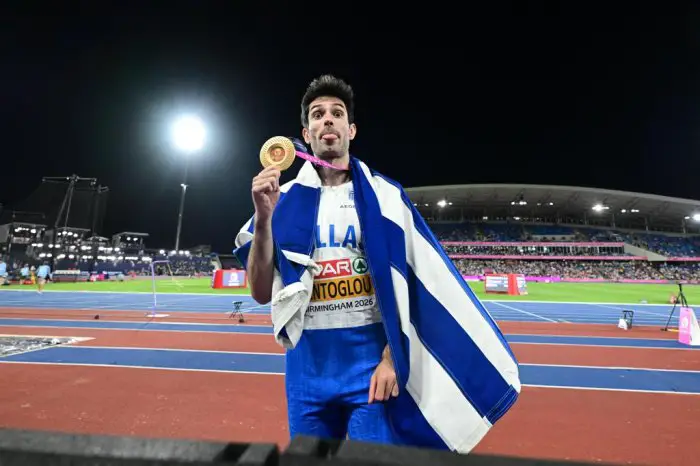 Unser Foto (© Eurokinissi) zeigt Tentoglou mit seiner Goldmedaille nach seinem Sieg in Birmingham.