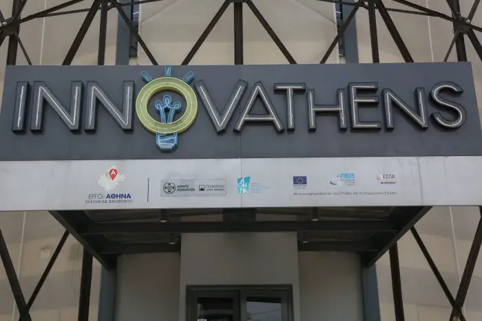 Das Foto (© Eurokinissi) zeigt das Gebäude des "INNOVATHENS" auf dem Technopolis-Gelände in Athen. Hier werden u. a. Workshops angeboten.