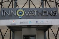 Das Foto (© Eurokinissi) zeigt das Gebäude des "INNOVATHENS" auf dem Technopolis-Gelände in Athen. Hier werden u. a. Workshops angeboten.