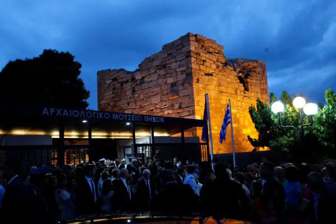 Unser Archivfoto (© Eurokinissi) entstand vor dem Archäologischen Museum der mittelgriechischen Stadt Theben.