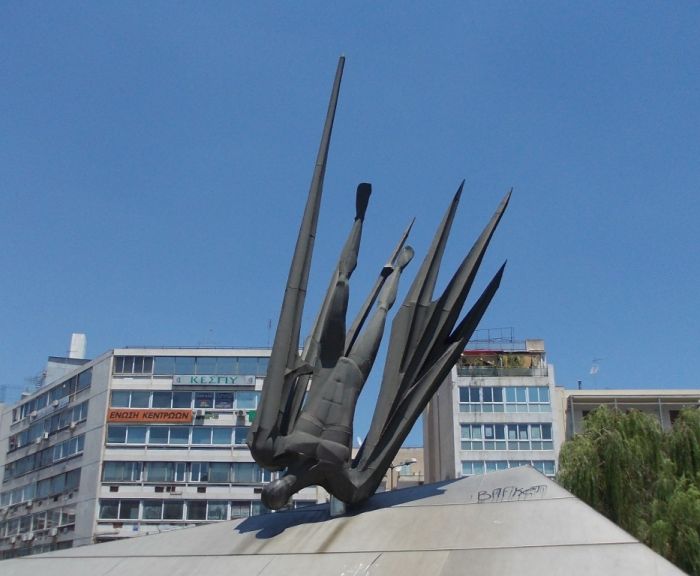 Das Denkmal auf der Platía Karaiskáki ehrt die im Dienst gefallenen Piloten der griechischen Luftwaffe