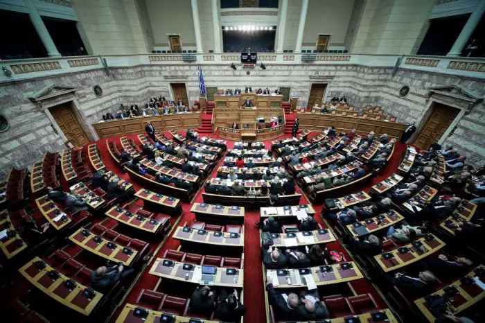 Unser Archivfoto (© Eurokinissi) gibt einen Einblick in das griechische Parlament.