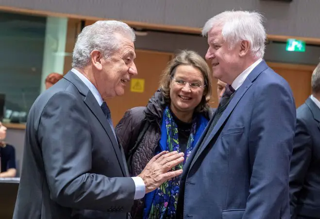 Unser Archivfoto (© Eurokinissi) zeigt den deutschen Bundesinnenminister Horst Seehofer (r.) und den Kommissar für Migration, Inneres und Bürgerschaft Dimitris Avramopoulos.