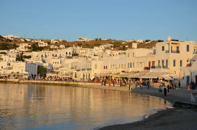 Das (© GZ / Jan Hübel) zeigt die Promenade der beliebten Kykladeninsel Mykonos in der Ägäis.