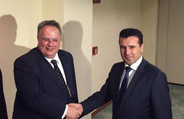  Unser Archivfoto zeigt den griechischen Außenminister Nikos Kotzias (l.) mit dem Ministerpräsidenten der FYROM Zoran Zaev.