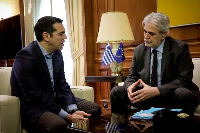 Unser Foto (© Eurokinissi) zeigt den EU-Kommissar für humanitäre Hilfe und Krisenschutz Christos Stylianidis bei einem Treffen mit Ministerpräsident Alexis Tsipras am Montag in Athen.