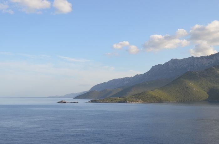 Viel Sonne, ein paar Wolken über Hellas