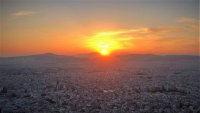 Das riesige Athen lässt sich zu jeder Tageszeit bestens durchstreifen - besonders schön im Sonnenuntergang. (© Leon Zorn)