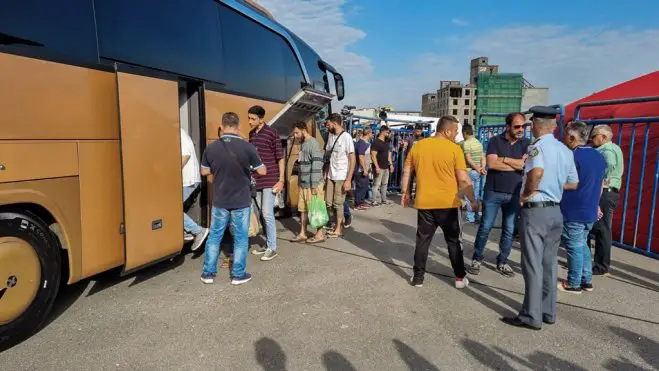 Gerettete Flüchtende werden vom Hafen Kalamata Richtung Athen transportiert (Foto: © Eurokinissi)