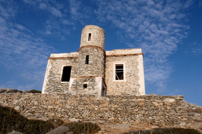 Unser Archivfoto (© Eurokinissi) zeigt einen stillgelegten Leuchtturm auf der Insel Amorgos. 