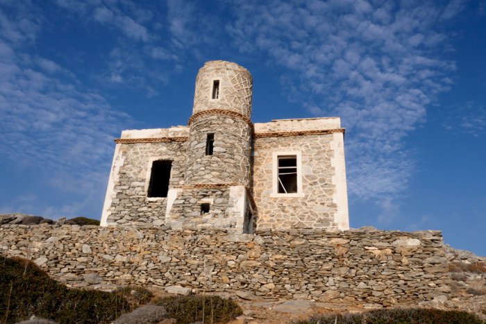 Unser Archivfoto (© Eurokinissi) zeigt einen stillgelegten Leuchtturm auf der Insel Amorgos. 