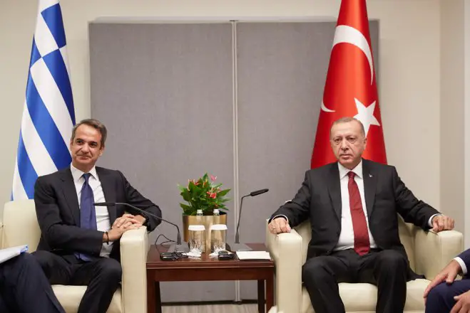 Unser Archivfoto (© Eurokinissi) entstand im September während eines Treffens zwischen Griechenlands Premierminister Kyriakos Mitsotakis (l.) dem türkischen Präsidenten Recep Tayyip Erdogan.