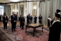 Bei unserem Foto (© Eurokinissi) handelt es sich um eine Archivaufnahme von der Vereidigung der neuen Kabinettsmitglieder nach der letzten Mini-Regierungsumbildung am 5. Januar 2021.
