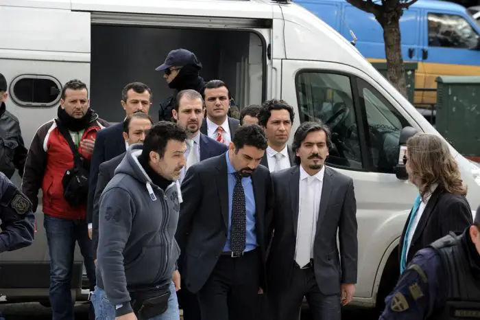 Unser Archivfoto (© Eurokinissi) zeigt die türkischen Offiziere Anfang des Jahres 2017 in Athen auf dem Weg ins Gericht.